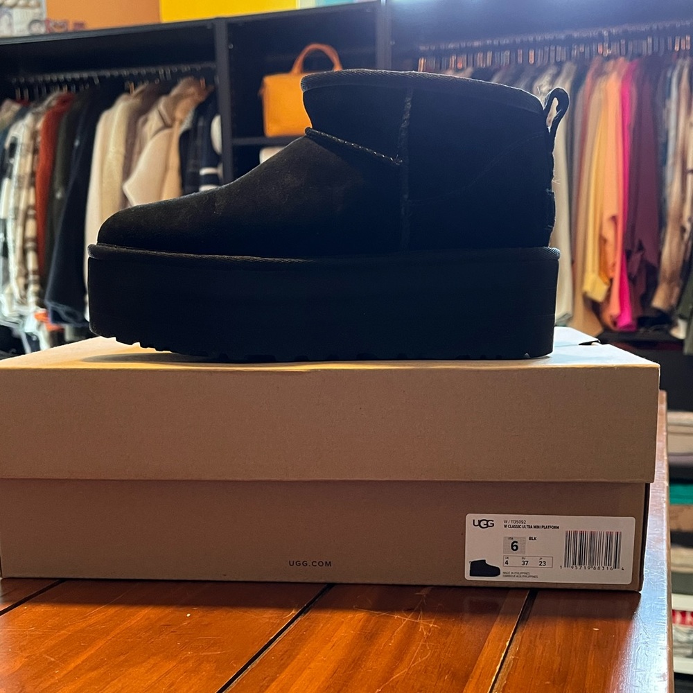 Ugg Mini Platform Boots in Black Size 6 New in Box!